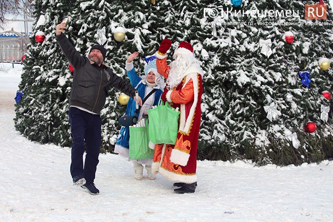 Дед Мороз и Снегурочка дарили жителям Кинешмы календари от Кинешемец.RU фото 25