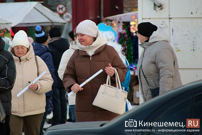 Дед Мороз и Снегурочка дарили жителям Кинешмы календари от Кинешемец.RU фото 22
