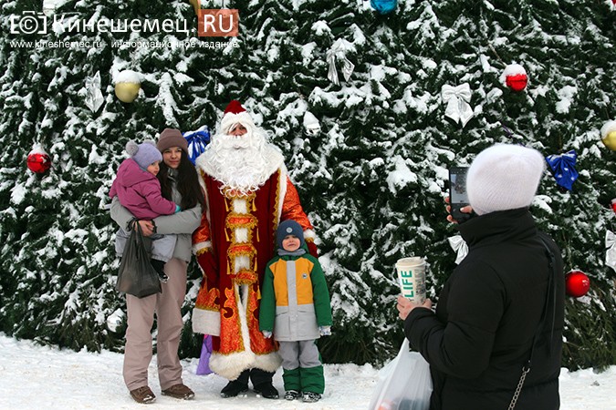 Дед Мороз и Снегурочка дарили жителям Кинешмы календари от Кинешемец.RU фото 7