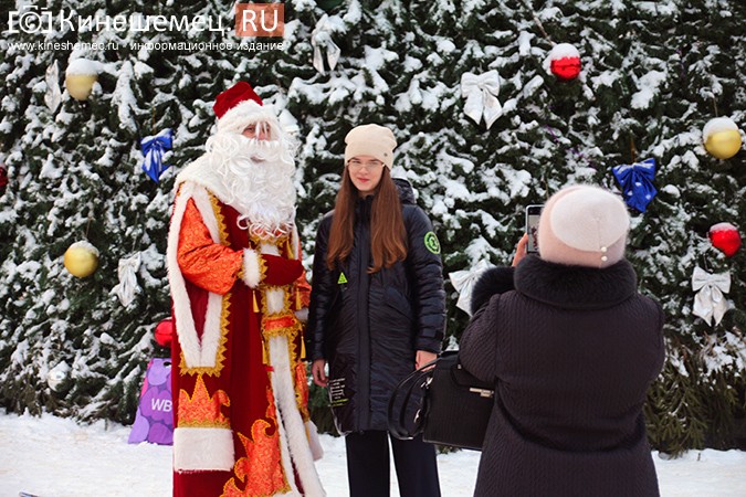 Дед Мороз и Снегурочка дарили жителям Кинешмы календари от Кинешемец.RU фото 9