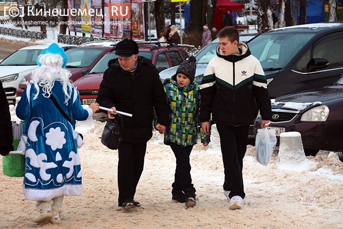 Дед Мороз и Снегурочка дарили жителям Кинешмы календари от Кинешемец.RU фото 10