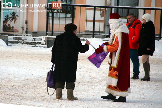 Дед Мороз и Снегурочка дарили жителям Кинешмы календари от Кинешемец.RU фото 17