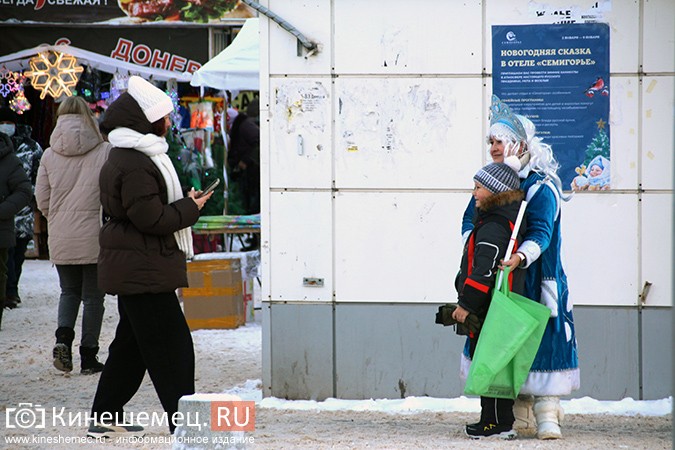 Дед Мороз и Снегурочка дарили жителям Кинешмы календари от Кинешемец.RU фото 24