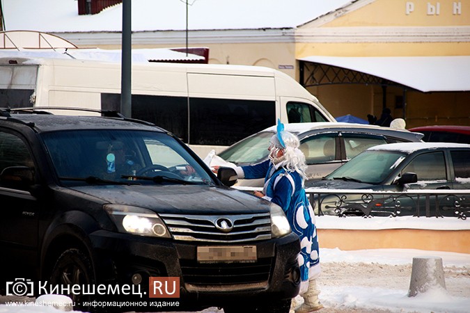 Дед Мороз и Снегурочка дарили жителям Кинешмы календари от Кинешемец.RU фото 20