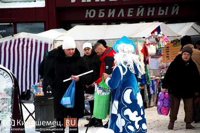 Дед Мороз и Снегурочка дарили жителям Кинешмы календари от Кинешемец.RU фото 18