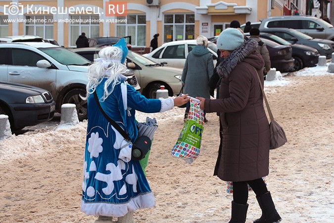 Дед Мороз и Снегурочка дарили жителям Кинешмы календари от Кинешемец.RU фото 8