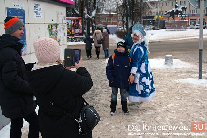 Дед Мороз и Снегурочка дарили жителям Кинешмы календари от Кинешемец.RU фото 2