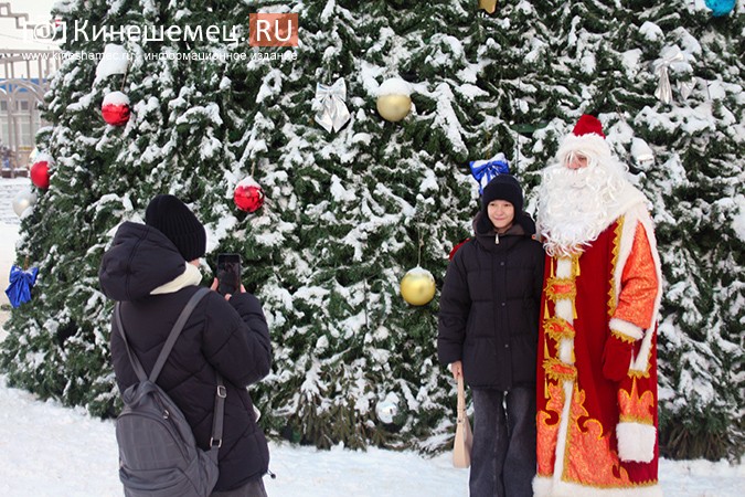 Дед Мороз и Снегурочка дарили жителям Кинешмы календари от Кинешемец.RU фото 15