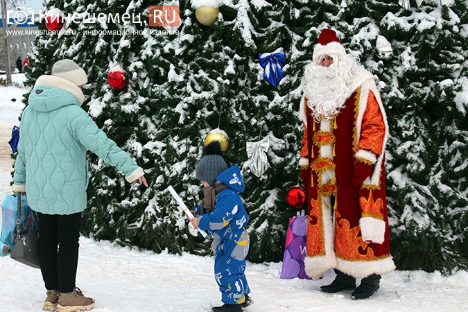 Дед Мороз и Снегурочка дарили жителям Кинешмы календари от Кинешемец.RU фото 6