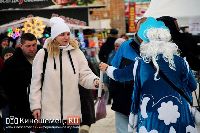 Дед Мороз и Снегурочка дарили жителям Кинешмы календари от Кинешемец.RU фото 29