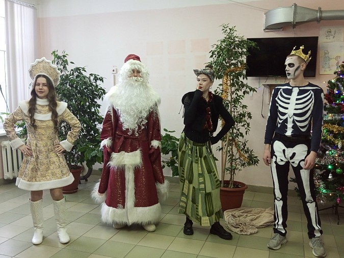 Пациентов детской больницы поздравили с Новым годом фото 9