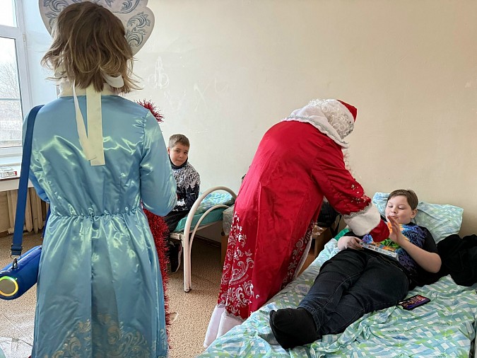 Пациентов детской больницы поздравили с Новым годом фото 6