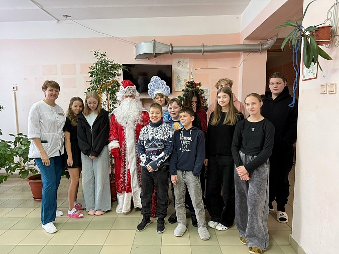 Пациентов детской больницы поздравили с Новым годом фото 4