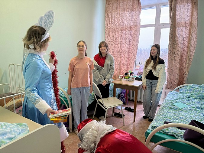 Пациентов детской больницы поздравили с Новым годом фото 3