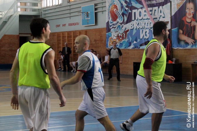 Баскетбольный турнир среди мужчин прошёл в минувшие выходные фото 38