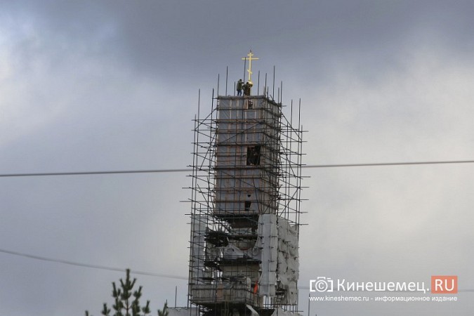 Колокольню Троицко-Успенского собора продолжают освобождать от строительных лесов фото 3