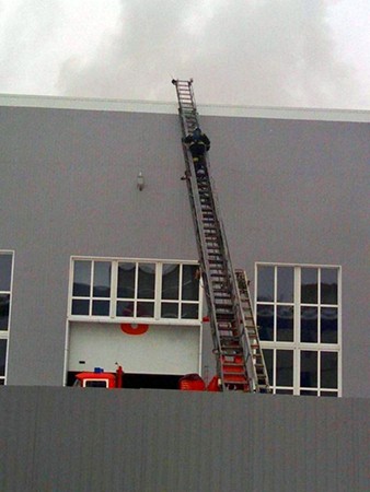 Вспыхнул цех по изготовлению окон фото 2