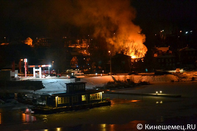В «Сокольниках» горит жилой дом, воду качают с площади фото 3