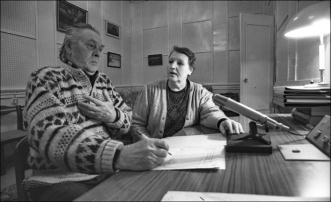 Фото Владимира Смирнова. На фото Э.П.Данова и В.З.Никишин в студии Кинешемского радио.