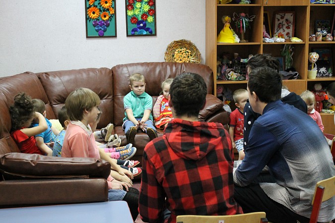 Школьники подарили радость воспитанникам реабилитационного центра фото 2