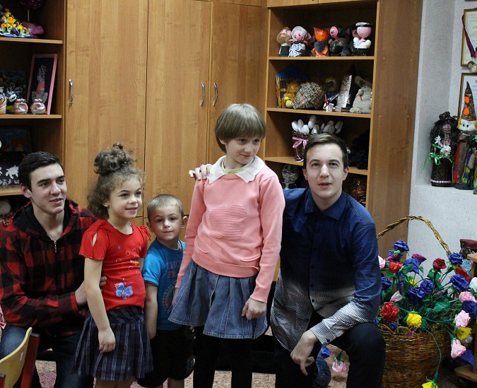 Школьники подарили радость воспитанникам реабилитационного центра фото 3