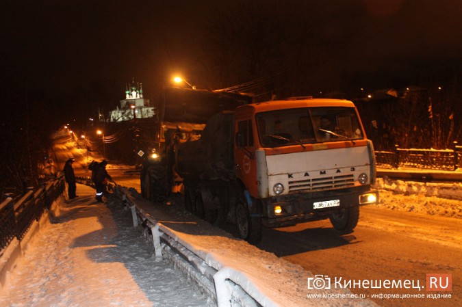 С Никольского моста вывезли 400 «кубов» снега фото 11