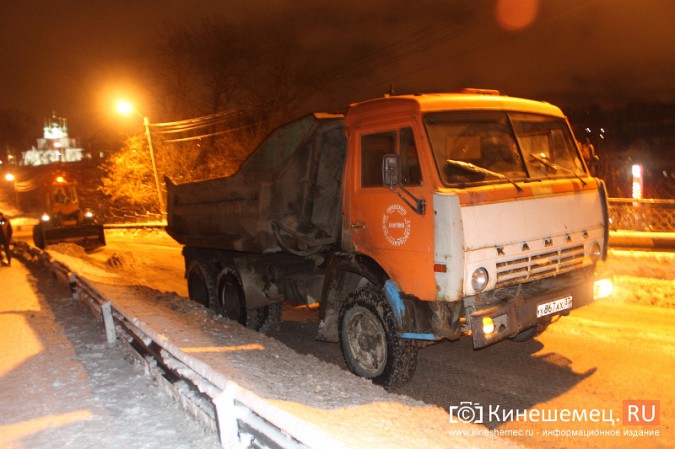 С Никольского моста вывезли 400 «кубов» снега фото 9