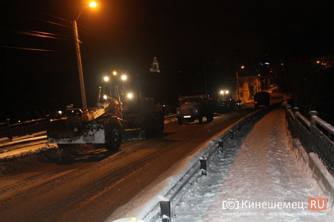 С Никольского моста вывезли 400 «кубов» снега фото 13