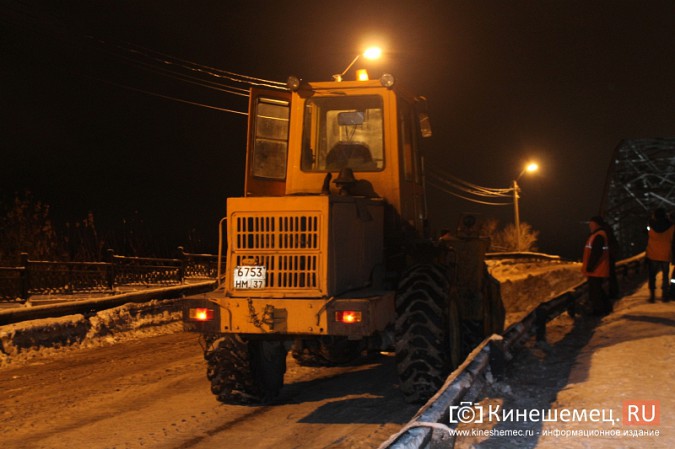 С Никольского моста вывезли 400 «кубов» снега фото 8