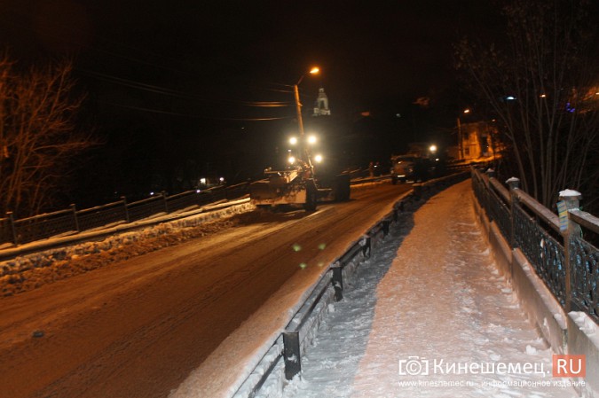 С Никольского моста вывезли 400 «кубов» снега фото 12