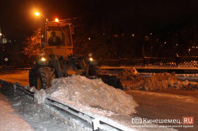 С Никольского моста вывезли 400 «кубов» снега фото 10