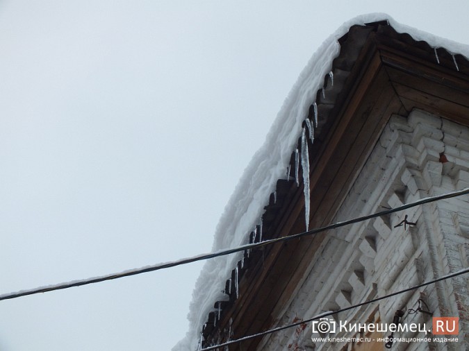 Упавшая с крыши глыба в центре Кинешмы едва не привела к трагедии фото 10