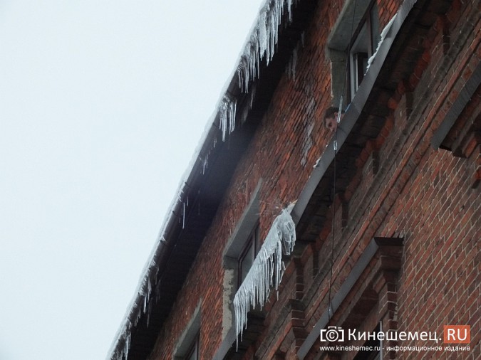 Упавшая с крыши глыба в центре Кинешмы едва не привела к трагедии фото 9