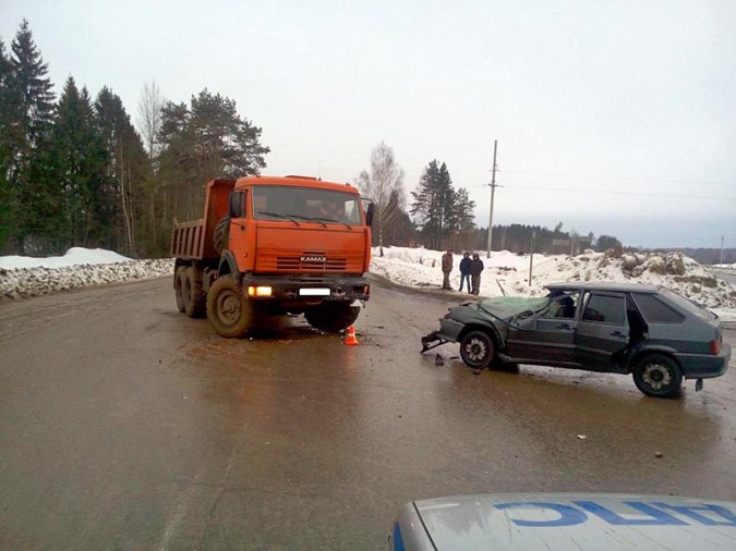 «КамАЗ» и «легковушка» не поделили дорогу в Ивановской области фото 2