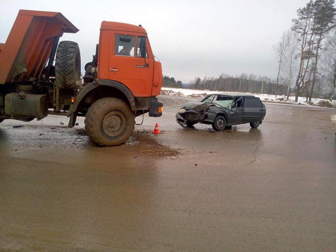 «КамАЗ» и «легковушка» не поделили дорогу в Ивановской области фото 3