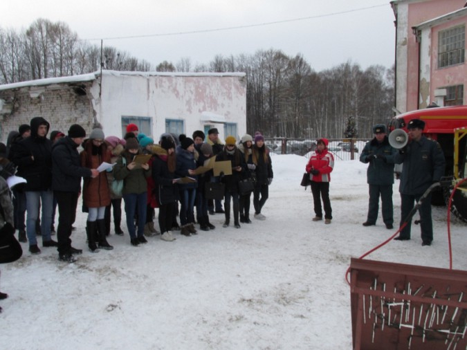 Юных кинешемцев научили пользоваться огнетушителем фото 3