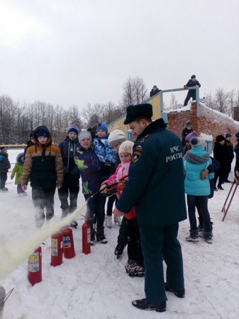Юных кинешемцев научили пользоваться огнетушителем фото 6