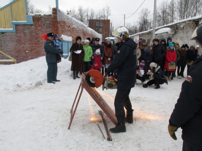 Юных кинешемцев научили пользоваться огнетушителем фото 2