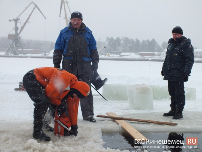На Кинешемке начали вырубать прорубь в виде креста фото 7