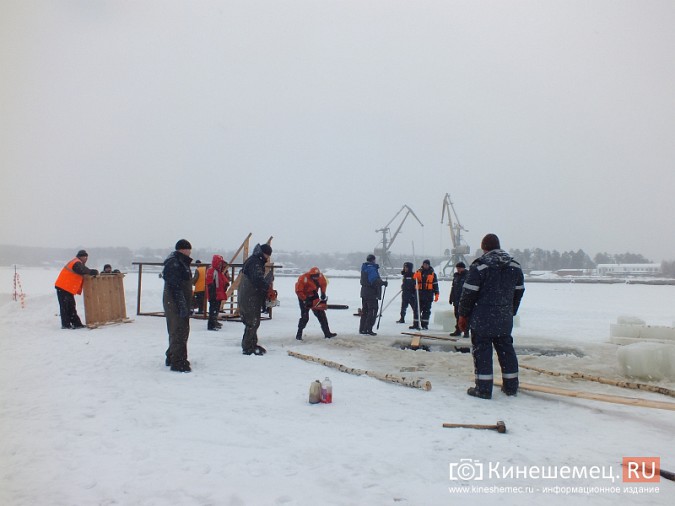 На Кинешемке начали вырубать прорубь в виде креста фото 8