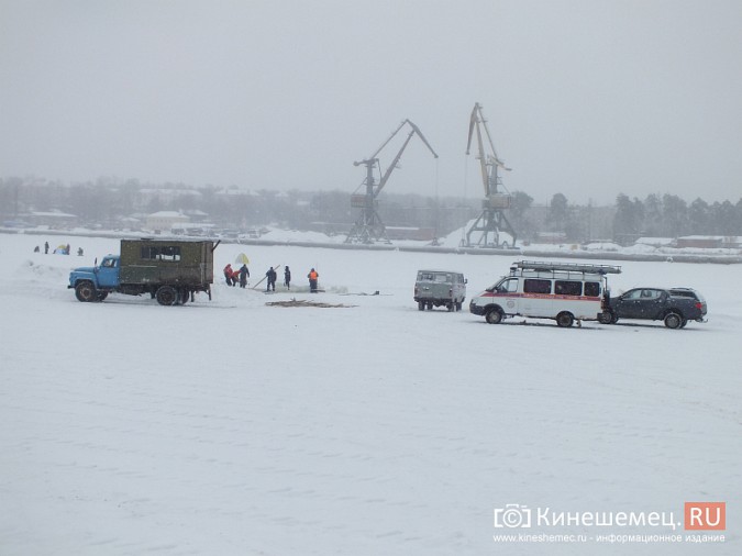 На Кинешемке начали вырубать прорубь в виде креста фото 2