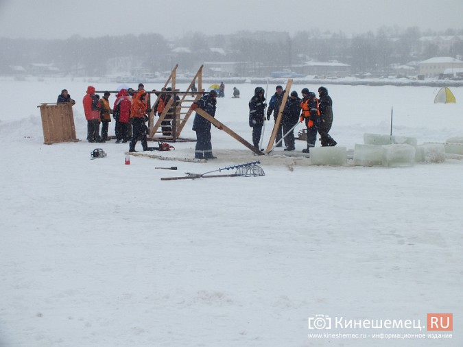 На Кинешемке начали вырубать прорубь в виде креста фото 3