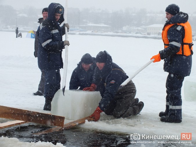 На Кинешемке начали вырубать прорубь в виде креста фото 4