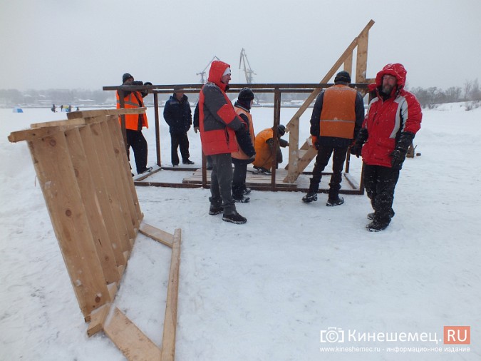 На Кинешемке начали вырубать прорубь в виде креста фото 6