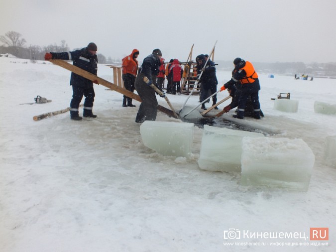 На Кинешемке начали вырубать прорубь в виде креста фото 5