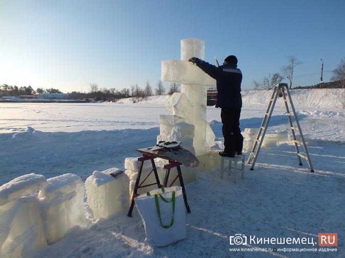 На Кинешемке появился большой ледяной крест фото 2