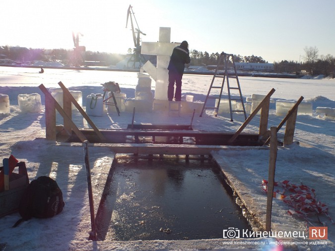 На Кинешемке появился большой ледяной крест фото 4