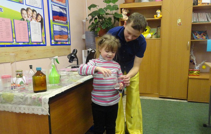 Школьник провёл химическое шоу фото 2