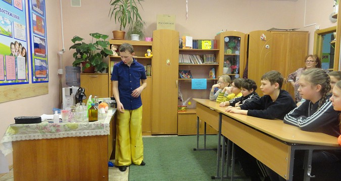 Школьник провёл химическое шоу фото 3