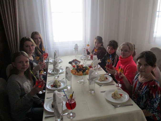 Воспитанницы детского дома ярко отметили день рождения одной из девочек фото 3